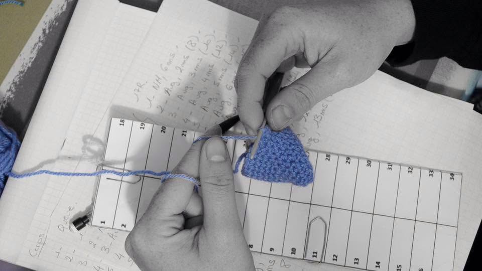 L'atelier d'Audrey : carnet de notes et crochet en main